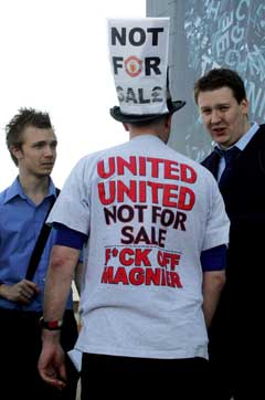 Manchester United-supporter Richie Farman viser tydelig hva han mener om Malcolm Glazers oppkjøp. (Foto: AFP/Scanpix) Manchester United-supporter Richie Farman viser tydelig hva han mener om Malcolm Glazers oppkjøp. (Foto: AFP/Scanpix)