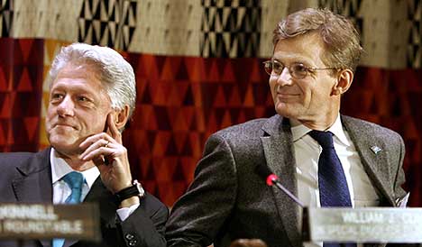 Tidligere president Bill Clinton og FNs Jan Egeland ønsker private bedrifter med på laget for å gjenoppbygge landene som ble rammet av flodbølgen 2. juledag. Foto: AP/Scanpix.