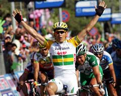 Robbie McEwen jubler over seieren på 6. etappe. (Foto: AP/Scanpix)