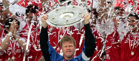 Bayerns lagkaptein Oliver Kahn viser frem ligatrofeet i avskjedskampen på Olympiastadion. (Foto: AP/Scanpix)
