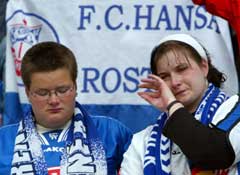 Deprimerte Hansa Rostock-supportere tørker tårer etter nedrykket. (Foto: Reuters/Scanpix)