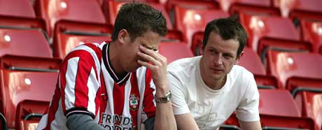 To skuffede Southampton-supportere etter at nedrykket var klart. (Foto: AP/Scanpix)