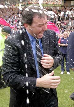 West Bromwich-manager Bryan Robson feirer at laget reddet plassen. (Foto: Reuters/Scanpix)