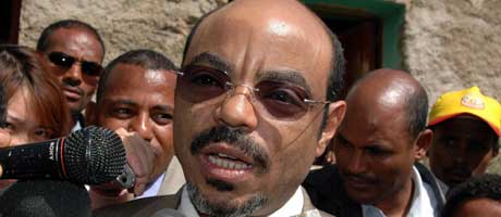 Zenawi snakker med jourmalister etter at han har avgitt sin stemme i fødebyen Adwa (Scanpix/Reuters)