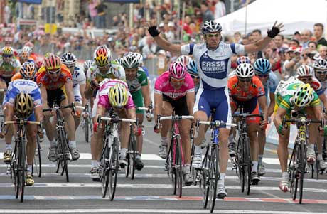 Alessandro Petacchi vinner spurten på 9. etappe. (Foto: AFP/Scanpix)