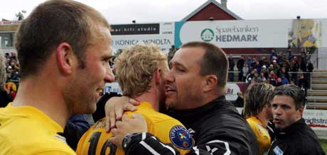 Starts trener Tom Nordlie gratulerer sine spillere med 2-0 seieren over Ham-Kam. (Foto: Morten Holm / SCANPIX)