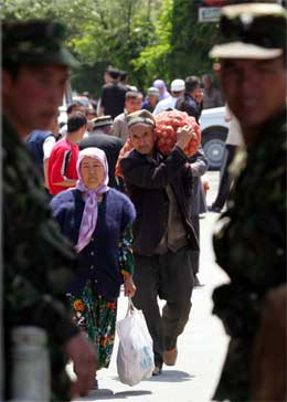Usbekarar prøver framleis å kome seg over frensa til Kirgisistan. (Foto: Reuters/Scanpix)