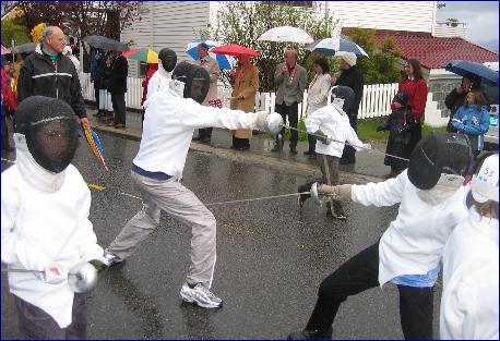 Fektere i Molde Fekteakademi demonstrerte fekting i 17.maitoget. N� kan det ogs� bli fekting i Kristiansund.  Foto: Gunnar Sandvik