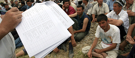 Flere hundre usbekere flyktet til nabolandet Kirgisistan etter urolighetene. Foto: Reuters/Scanpix. 