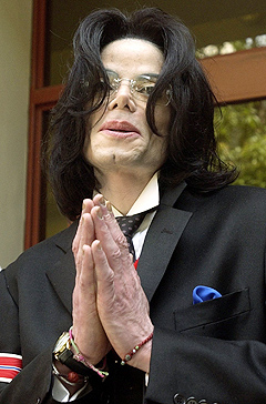 Michael Jackson takker fansen for støtten under rettssaken mot ham. Foto: Aaron Lambert, Reuters / Scanpix.