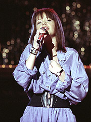 I 1989 sto den då 18 år gamle Britt Synnøve Johansen på scena i Sveits og song Venners Nærhet. Foto: Bjørn Ove Holmberg NTB / Scanpix 