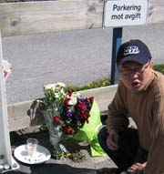 Hung Nguyen la ned blomster i Nansetgata torsdag. Foto; Tom Erik Haugland, NRK.