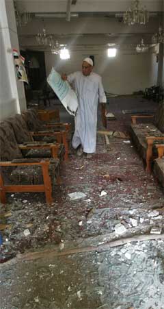 En imam ser på ødeleggelsene etter fredagens selvmordsaksjon mot en moské i Bagdad. (Foto: Reuters/Scanpix)