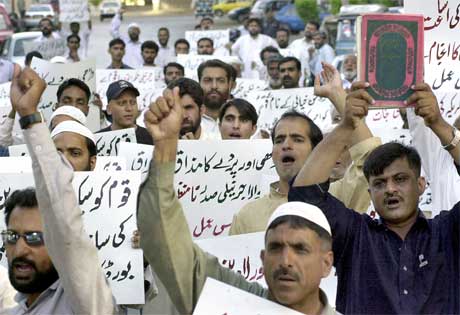 Oppslaget i Newsweek førte til voldsomme demonstrasjoner mot USA i mange muslimske land, her fra Pakistan. (Foto: AFP/Scanpix)