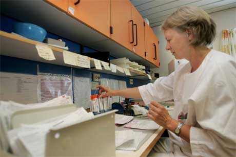 Bioingeniør Lisbeth Eliassen ved laboratoriet på Sykehuset Østfold Fredrikstad jobbet søndag med å analysere prøver fra pasienter som kan være smittet av legionellabakterien.(Foto:Scanpix)