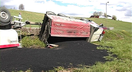Store mengder asfalt ble liggende utover et jorde etter ulykken. 