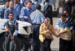 En kvinne somtrolig er en slektning av den drepte Wael Rubaie, blir holdt tilbake (Scanpix/AP)