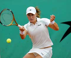 Svetlana Kuznetsova slår en retur i kampen mot Mathilde Johansson. (Foto: AFP/Scanpix)