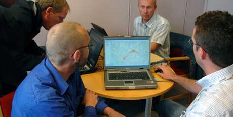 Teamet som jobber med å finne smittekilden kryssjekker alle data (Foto: Goran Jorganovic, NRK)