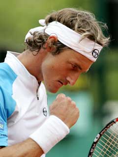 En innbitt Juan Carlos Ferrero under kampen mot Karol Beck. (Foto: AP/Scanpix) En innbitt Juan Carlos Ferrero under kampen mot Karol Beck. (Foto: AP/Scanpix)