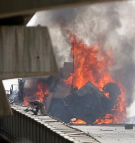 Et amerikansk militært kjøretøy brenner i Bagdad. (Foto : Reuters. T. Al-Sudani)