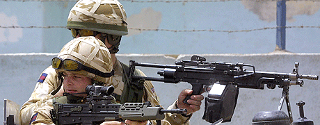 Britiske soldater patruljerer i Barsa. Foto: AFP/Scanpix
