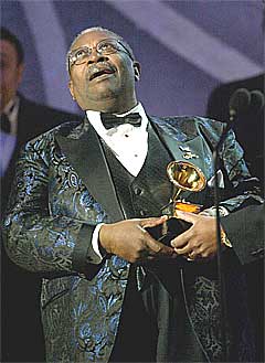 Blueskongen har vunnnet 13 Grammy-priser opp gjennom årene, denne fikk han i 2003 for beste tradisjonelle bluesalbum. Foto: Scanpix.