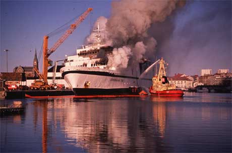 Skipet i brann ved kaia i Lysekil. Foto: Tor Arne Dalsnes / SCANPIX 