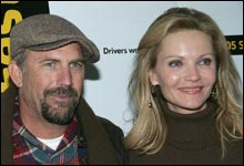Kevin Costner og Joan Allen har hovedrollene i "Det beste som kunne skje" (Foto: Scanpix)