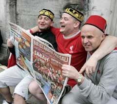 Også i Istanbul koste Liverpool-fansen seg med avisene. (Foto: AP/Scanpix) Også i Istanbul koste Liverpool-fansen seg med avisene. (Foto: AP/Scanpix)