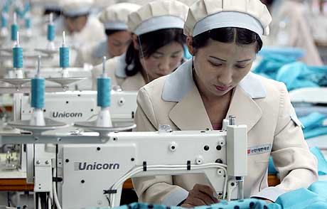 PÅ RAD OG REKKE: Nordkoreanske arbeidere syr klær som skal selges i Sør-Korea. (Foto: Lee Jae-Won/AP) PÅ RAD OG REKKE: Nordkoreanske arbeidere syr klær som skal selges i Sør-Korea. (Foto: Lee Jae-Won/AP)