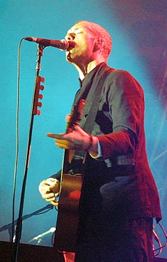 Chris Martin vil nå prøve seg innen country/hip-hop-sjangeren. Her på Roskilde i 2003. Foto: Jørn Gjersøe, nrk.no/musikk.