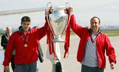 Stephen Gerrard og manager Rafael Benitez jublet da de kom hjem til Liverpool med pokalen torsdag. (Foto: AFP/Scanpix) Stephen Gerrard og manager Rafael Benitez jublet da de kom hjem til Liverpool med pokalen torsdag. (Foto: AFP/Scanpix)