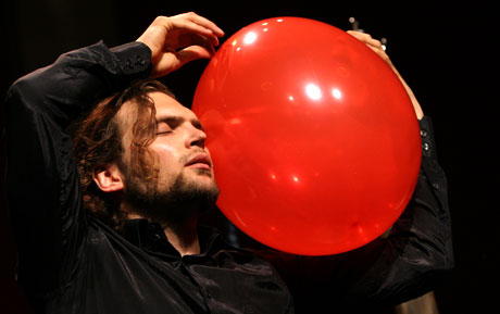 Håkon Mørch Stene spiller på ballong. Foto: Arne Kristian Gansmo, NRK. 