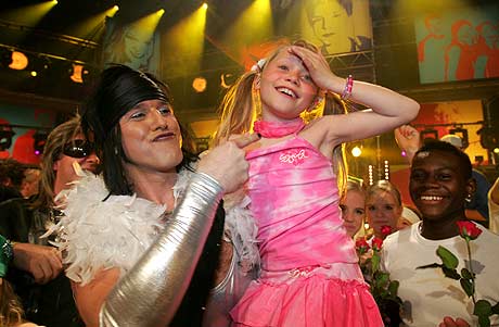 Malin Reitan blir gratulert av Glam i Wig Wam (Foto: Scanpix/Ørn E. Borgen)
