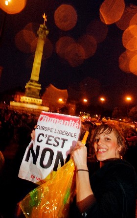 En nei-forkjemper i Paris jubler over resultatet av dagens folkeavstemning. (Foto: AP/Scanpix) En nei-forkjemper i Paris jubler over resultatet av dagens folkeavstemning. (Foto: AP/Scanpix)