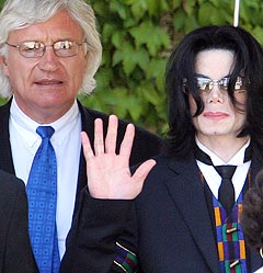 Michael Jackson og hans fosvarer Tom Mesereau fikk en dårlig avslutning på bevisføringen. Foto: Robyn Beck, AFP Photo / Scanpix.