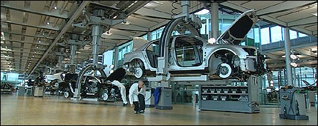 Jan Erik lar seg imponere av en av de råeste bilfabrikkene i Tyskland. (Foto: NRK) 