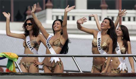 Fire av deltakerne under forberedelsene til Miss Universe. (Foto: Scanpix / AP)