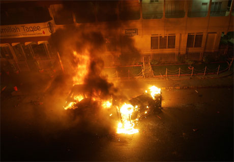 Etter åtaket på moskeen tok rasande sjiaer til gatene og sette fyr på bilar og bygningar. (Foto: Reuters/Scanpix)