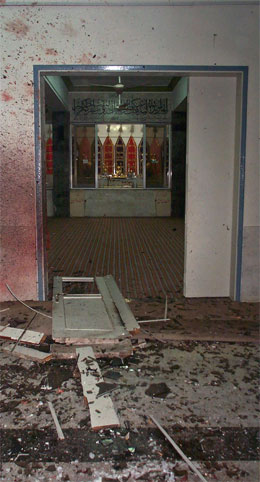 SLik såg det ut inne i moskeen etter bombeeksplosjonen. (Foto: Reuters/scanpix)