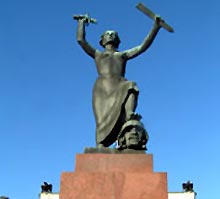 Sveriges styggeste? Fredsstatuen i Karlstad ble oppført til femtiårsjubileet i 1955, og er kåret til "Sveriges fulaste staty"