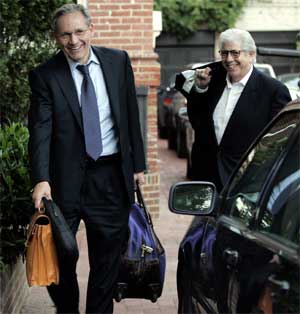 Bob Woodward (t.v.) og Carl Bernstein fotografert utenfor Woodwards hjem i går. De to bekrefter nå hvem den hemmelige kilden var. (Foto: AP/Scanpix)
