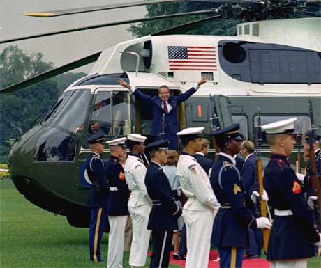 Richard Nixon måtte gå av som USAs president etter avsløringene. Her forlater han Det hvite hus for siste gang, den 9. august 1974. (Foto: AP/Scanpix)