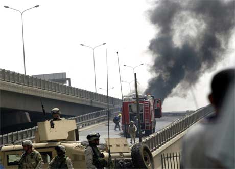 Amerikanske soldater sperrer motorveien utenfor Bagdad etter nok en veibombe. (Foto: AFP/Scanpix)