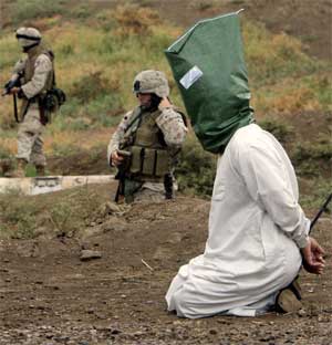 Amerikanske soldater jakter på opprørere i Irak, men motstandskampen øker i omfang. (Foto: AP/Scanpix)
