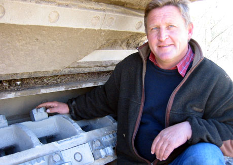 SOLID STEINKNUSER: Jan Inge Gjermundshaug lette i flere år før han fant sterkt nok utstyr til asfaltfresing. SOLID STEINKNUSER: Jan Inge Gjermundshaug lette i flere år før han fant sterkt nok utstyr til asfaltfresing.