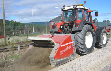 FULL FRES: Dårlig asfaltveg blir prima grusveg før ny dekkelegging. (Alle foto: Joar Elgåen/NRK) FULL FRES: Dårlig asfaltveg blir prima grusveg før ny dekkelegging. (Alle foto: Joar Elgåen/NRK)