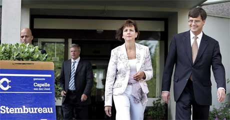 JA-MANN: Statsminister Jan Peter Balkenende og kona Bianca på vei ut av stemmelokalet. (Foto: Scanpix / AFP)