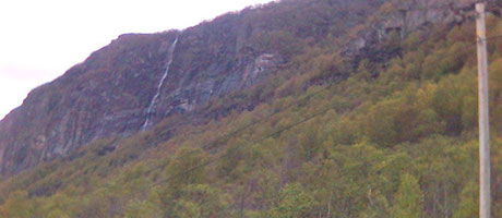 Steinblokka heng oppe i denne fjellsida, til høgre for fossen. (Foto: Runar Henriksen Jørstad/NRK)